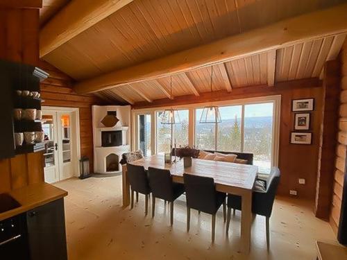 Μια τηλεόραση ή/και κέντρο ψυχαγωγίας στο Log Cabin With Modern Style Near Vardefjell
