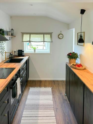 Dapur atau dapur kecil di Family Cabin With Panoramic Views Of Tyrifjorden
