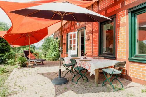 Idyllic Home Between Fields And Elbe Dykeにある庭