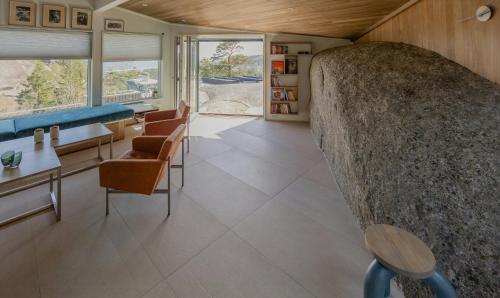 Ruang duduk di Modern Cabin On Rock At Kjerringvik