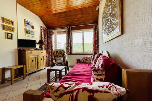 une chambre avec un lit et une télévision dans une pièce dans l'établissement Apartment for 4 with with nice view of Briançon, à Briançon