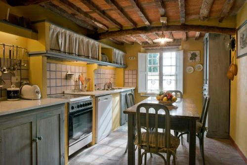 Η κουζίνα ή μικρή κουζίνα στο Traditional Farmhouse In Lucca Hills