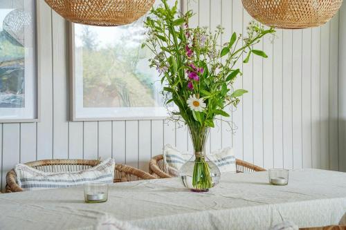 Ένα ή περισσότερα κρεβάτια σε δωμάτιο στο Summer House Idyll Near Forest And Beach