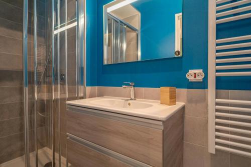 ein Badezimmer mit Waschbecken und Glasdusche in der Unterkunft Villa With Panoramic Views Of Thau Lagoon in Bouzigues