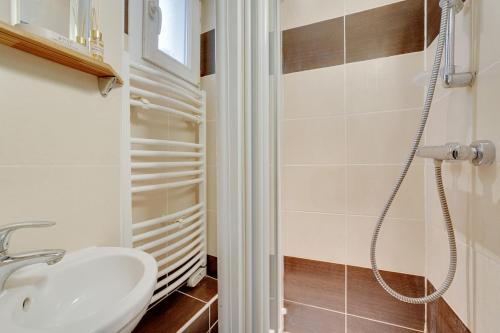 une salle de bain avec un lavabo et une douche dans l'établissement Maison équipée à Pantin Idéal pro & famille, à Pantin