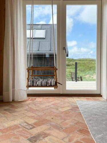 Ein Balkon oder eine Terrasse in der Unterkunft Luxury With Pool In Dunes Near Løkken