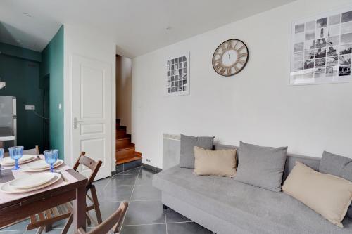 un salon avec un canapé et une table dans l'établissement Maison équipée à Pantin Idéal pro & famille, à Pantin
