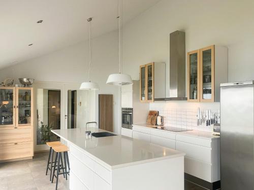 Una cocina o cocineta en Summer House With Sea View And Private Beach