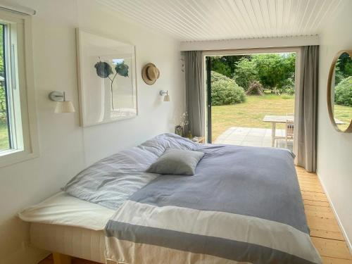MelbyにあるNew Nordic House Near Liseleje Beachの窓のある部屋のベッド