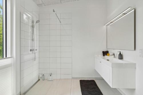 Ένα μπάνιο στο Modern Holiday Home At Sjællands Odde