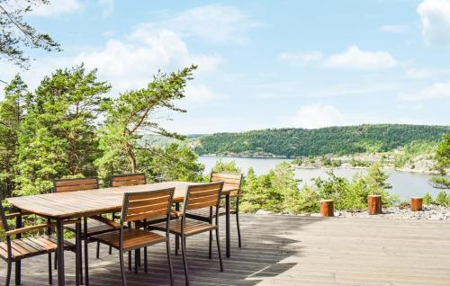 リソルにあるCabin With Panoramic View Of Sandnesfjordenの木製テーブルと椅子