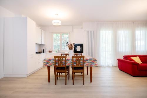 リード・ディ・ヴェネツィアにあるZen Garden Houseのテーブルと椅子のあるキッチンとダイニングルーム