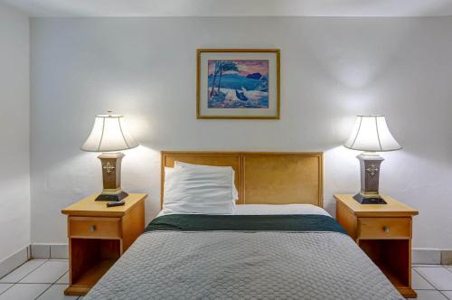 Postel nebo postele na pokoji v ubytování Green Seas Motel