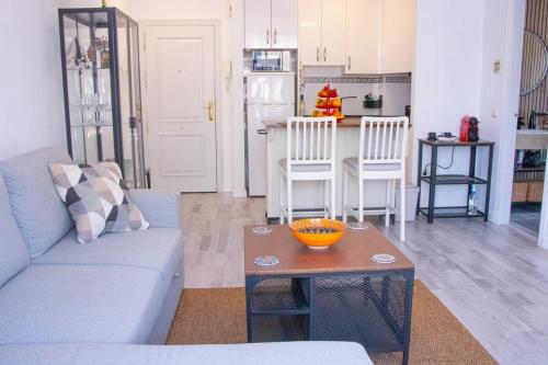 un soggiorno con un divano e un tavolo di Amazonia City Center a Torremolinos