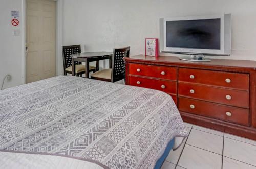 TV a/nebo společenská místnost v ubytování Green Seas Motel