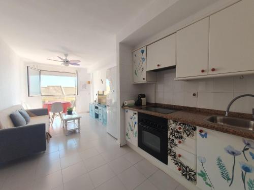 A kitchen or kitchenette at Alquilaencanarias-Medano, Cabezo beach, sea views!