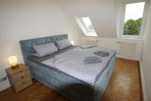 une chambre avec un grand lit avec deux oreillers dessus dans l'établissement Lüttke Juwel, Ferienwohnung mit traumhaftem Seeblick, à Lembruch