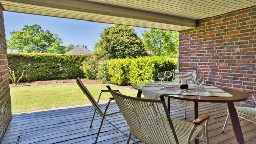 a patio with a table and chairs on a deck at Adele-gemütliche Erdgeschoss Ferienwohnung für 2-4 Personen in Hüde