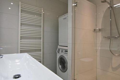 um banheiro com máquina de lavar e lavadora em Dümmer Traum-Traumblick auf dem Dümmersee em Lembruch