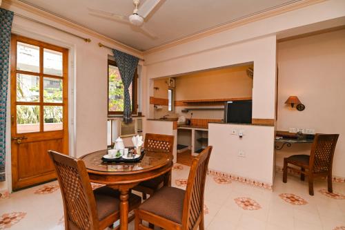 Η κουζίνα ή μικρή κουζίνα στο Om Niwas Suite Hotel