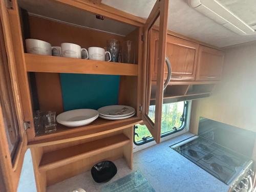 Dapur atau dapur kecil di Przyczepy kempingowe Nad Zatoką