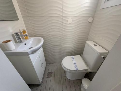 Ένα μπάνιο στο Sapphire Apartment
