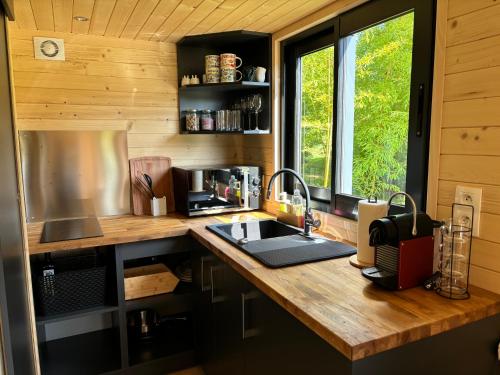 cocina con encimera de madera y fregadero en Kamakura, en Morcenx