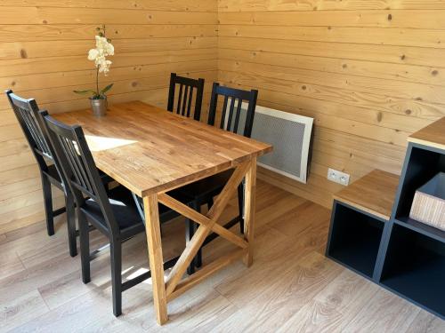 Una mesa y sillas de madera en una habitación. en Kamakura, en Morcenx