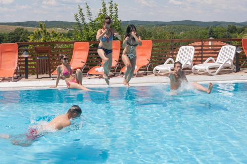 בריכת השחייה שנמצאת ב-Szalajka Liget Hotel és Apartmanházak או באזור