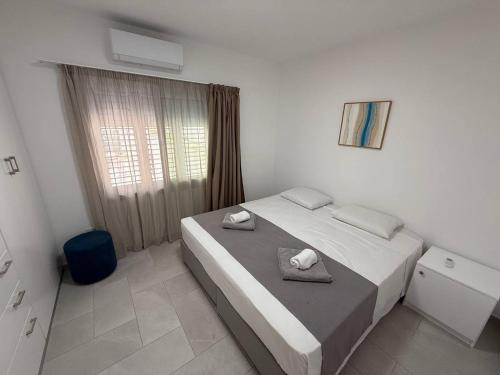Ένα ή περισσότερα κρεβάτια σε δωμάτιο στο Ayia Napa 2BR - Prime Location