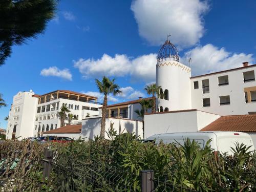 Photo de la galerie de l'établissement Appartement à Saint Cyprien les pieds dans l'eau Vue Mer Piscine, à Saint Cyprien Plage