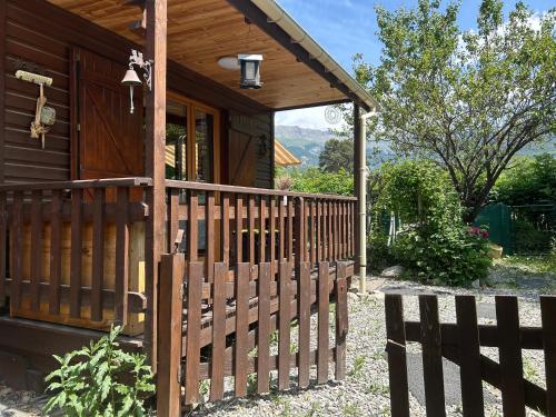 une clôture en bois devant une maison dans l'établissement Horizon Nature - Accès au lac - WIFI - Jardin, à Jausiers