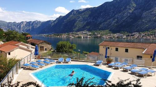 ムオにあるKotor Muo F1の山の景色を眺めながらプールにいる人