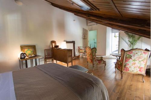 una camera con letto, sedie e scrivania di Le Stanze di Sara a Torino