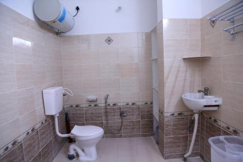ein Badezimmer mit Toilette und Waschbecken in der Unterkunft Siddhartha Enclave 3bhk-Madhapur, Hyderabad in Hyderabad