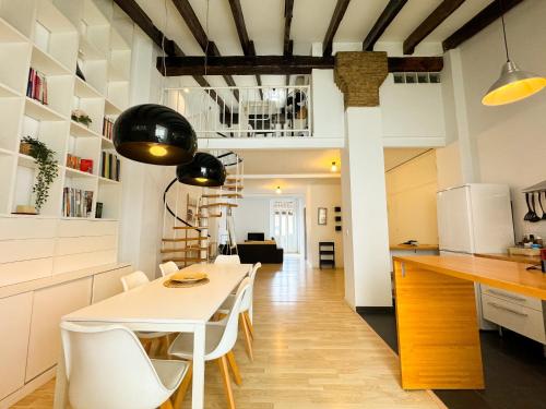 A kitchen or kitchenette at Duplex al lado de los Jardines del Turia