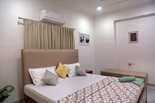 a bedroom with a bed with at Siddhartha Enclave 3bhk-Madhapur, Hyderabad in Hyderabad