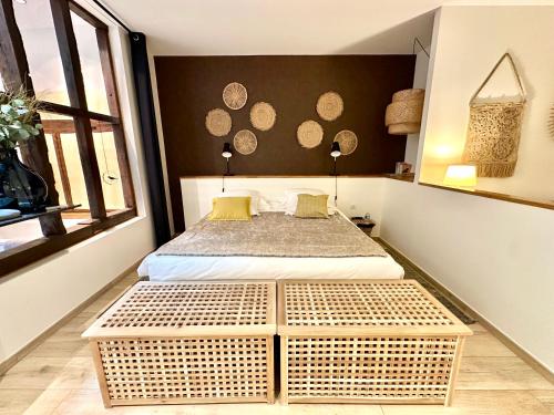 une chambre avec un lit dans une pièce dans l'établissement LA SUITE 48, à Châlons-en-Champagne