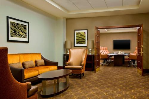 Телевизор и/или развлекательный центр в Sheraton Indianapolis Hotel at Keystone Crossing