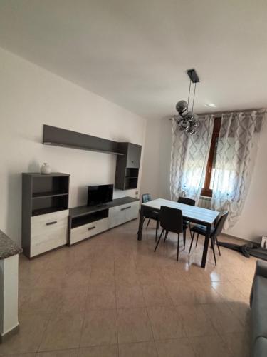 a living room with a dining table and a kitchen at Casa Mari in Donzella
