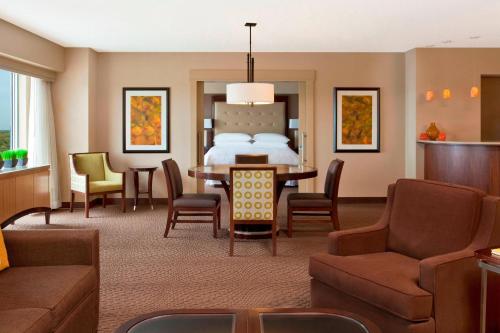 Гостиная зона в Sheraton Indianapolis Hotel at Keystone Crossing