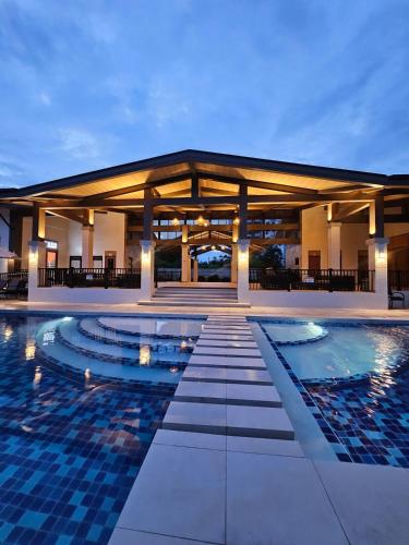 Bazén v ubytování Oceanside Escape in Panglao Bohol nebo v jeho okolí