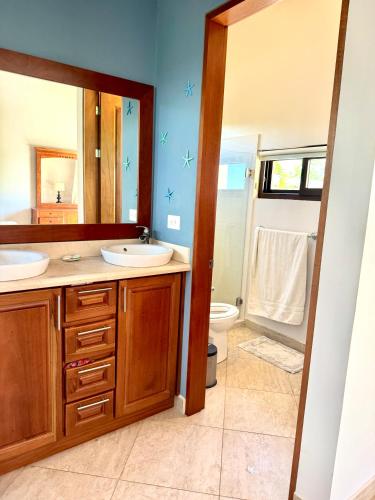 a bathroom with two sinks and a toilet at Villa Casa Modelo in Marbella