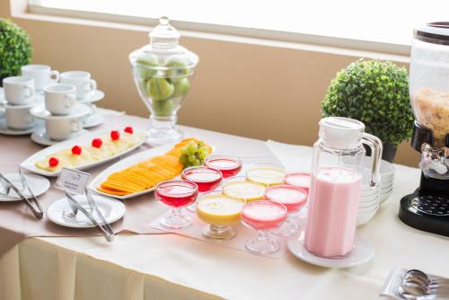 a table with a tray of drinks and food at Hotel PLATINIUM in Tacna