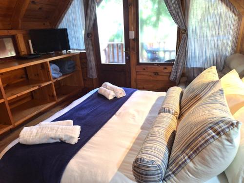 Ein Bett oder Betten in einem Zimmer der Unterkunft Plett Forest Cabins