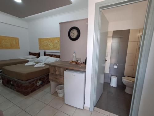 bagno con letto, servizi igienici e lavandino di Villa Nektaria a Perissa