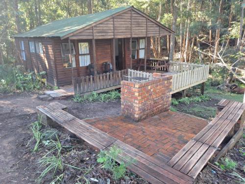 Ein Garten an der Unterkunft Plett Forest Cabins