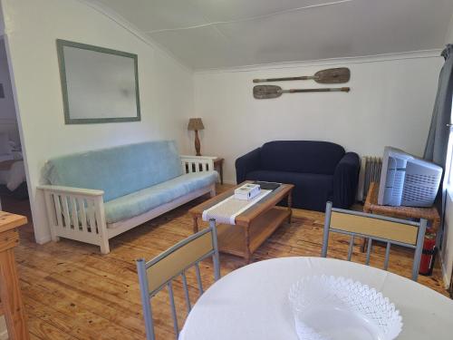 Ein Sitzbereich in der Unterkunft Plett Forest Cabins