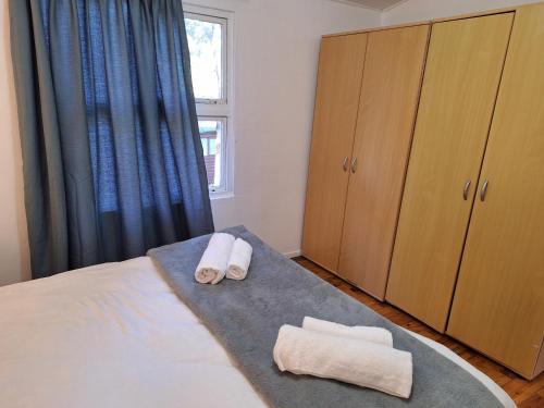 Ein Bett oder Betten in einem Zimmer der Unterkunft Plett Forest Cabins