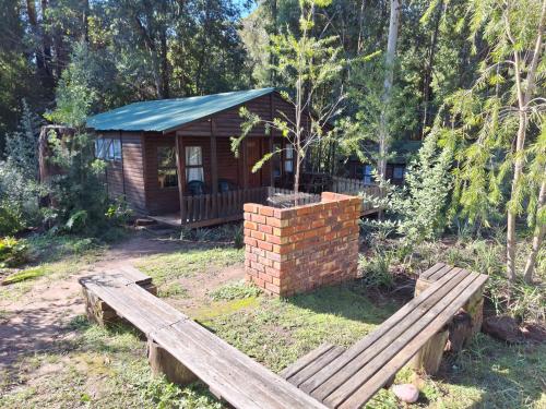 Ein Garten an der Unterkunft Plett Forest Cabins